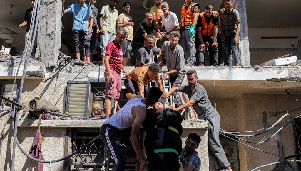 مقتل 6 فلسطينيين بغارة إسرائيلية على عيادة طبية وسط غزة