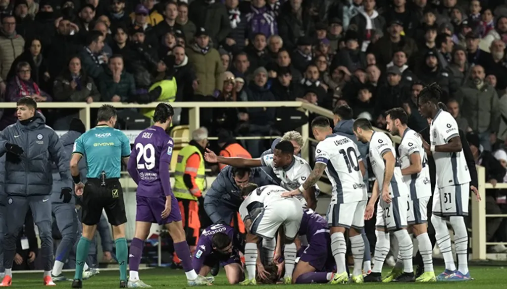 صدمة ودموع... لحظة مخيفة خلال مواجهة إنتر وفيورنتينا (فيديو وصور)