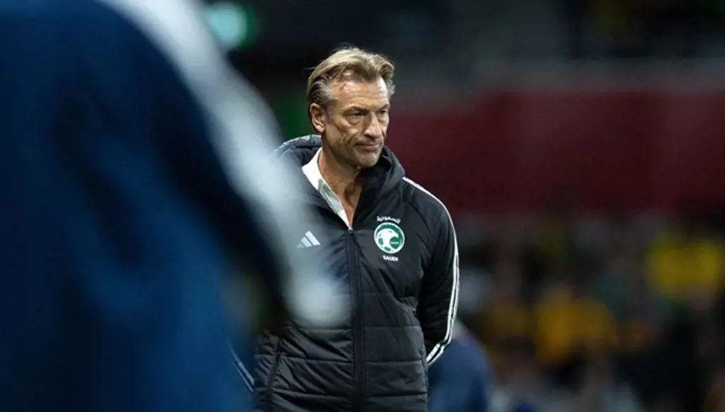 مدافع السعودية يثير غضب مدربه أمام المغرب في كأس العرب (فيديو)