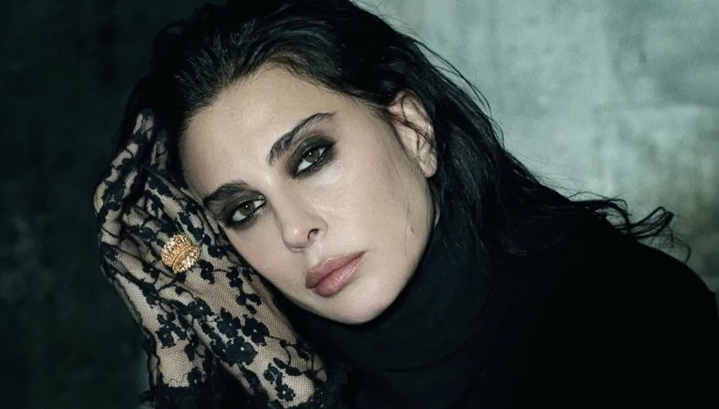 نادين لبكي تحضر حفل جوائز مجوهرات "كارتييه" بتصميم جان لويس صبجي