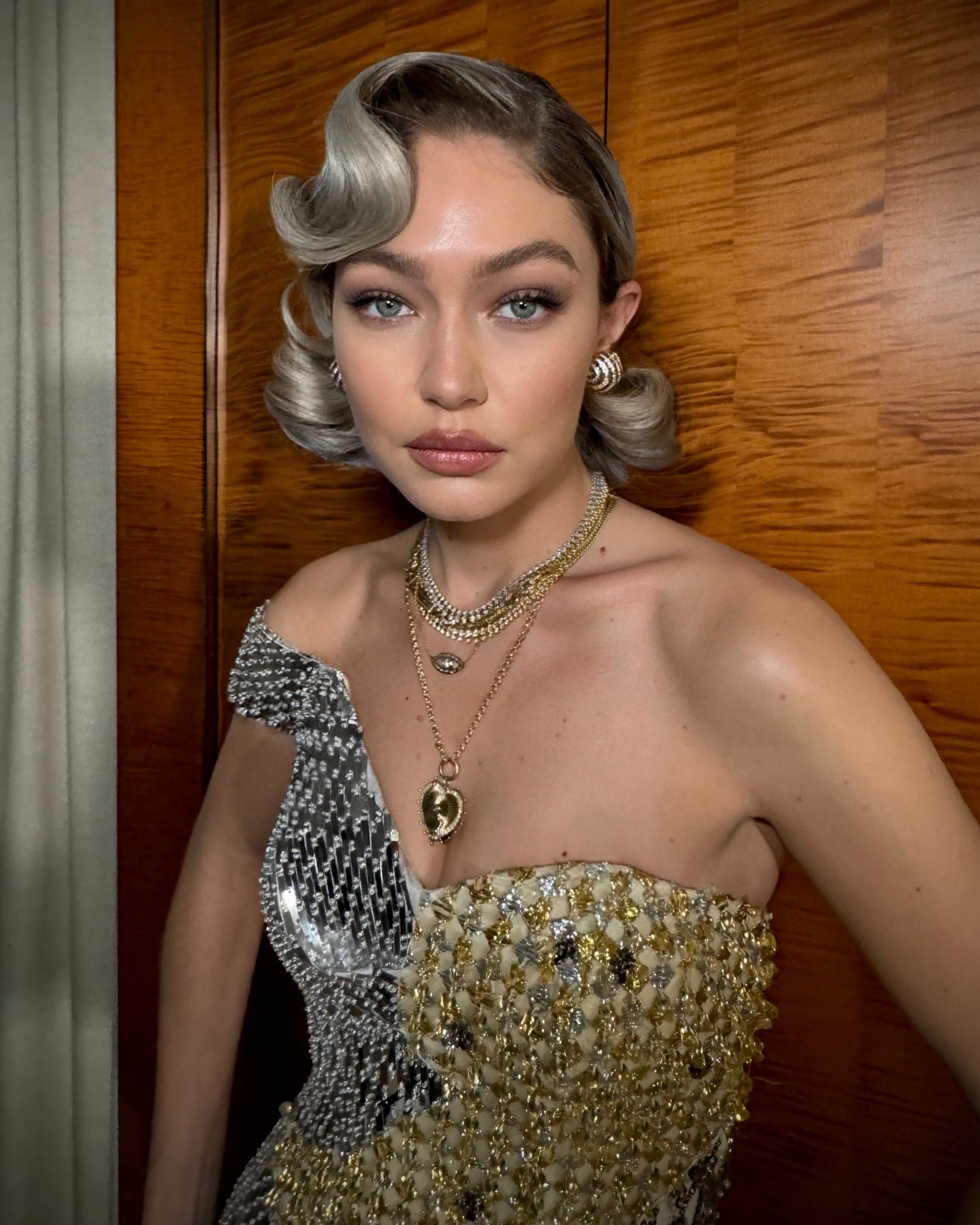 تسريحة ريترو بالشعر الرمادي للصيف