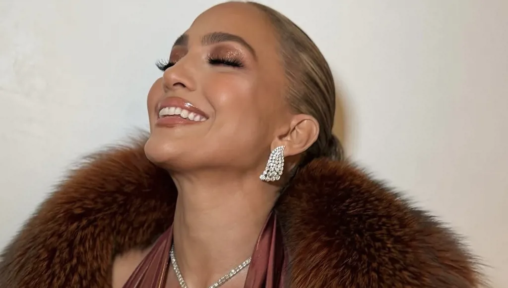 جينيفر لوبيز فاتنة بلون الموكا في حفل كلايف ديفيس (صور وفيديو)