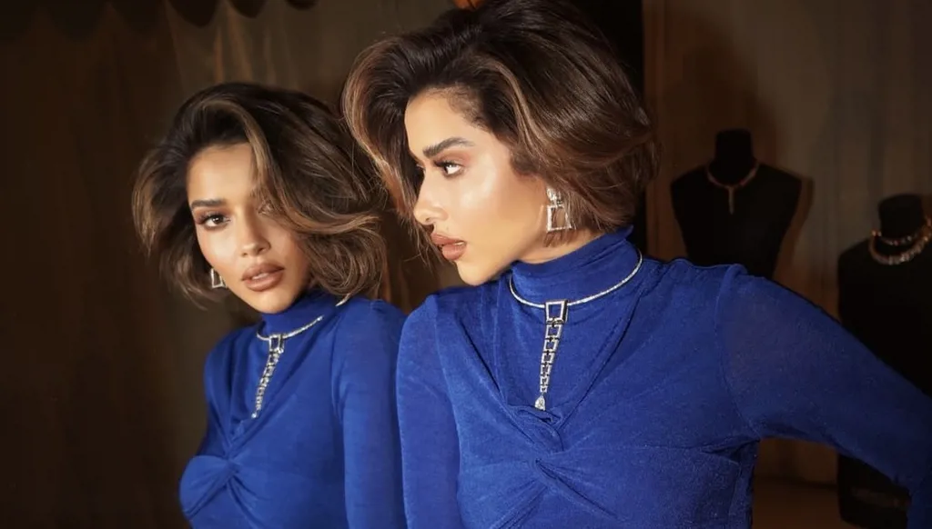 بلقيس فتحي تتألّق بالأزرق الملكي بتصميم مألوف (صور وفيديو)