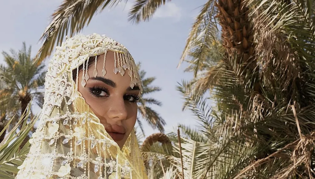 نجود الرميحي بتصميمين تراثيين في "كأس السعوديّة" للخيل و"يوم التأسيس" (صور وفيديو)