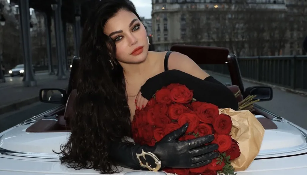 هيفاء وهبي تعايد متابعيها من باريس وساعة يد بأكثر من ربع مليون دولار (صور وفيديو)