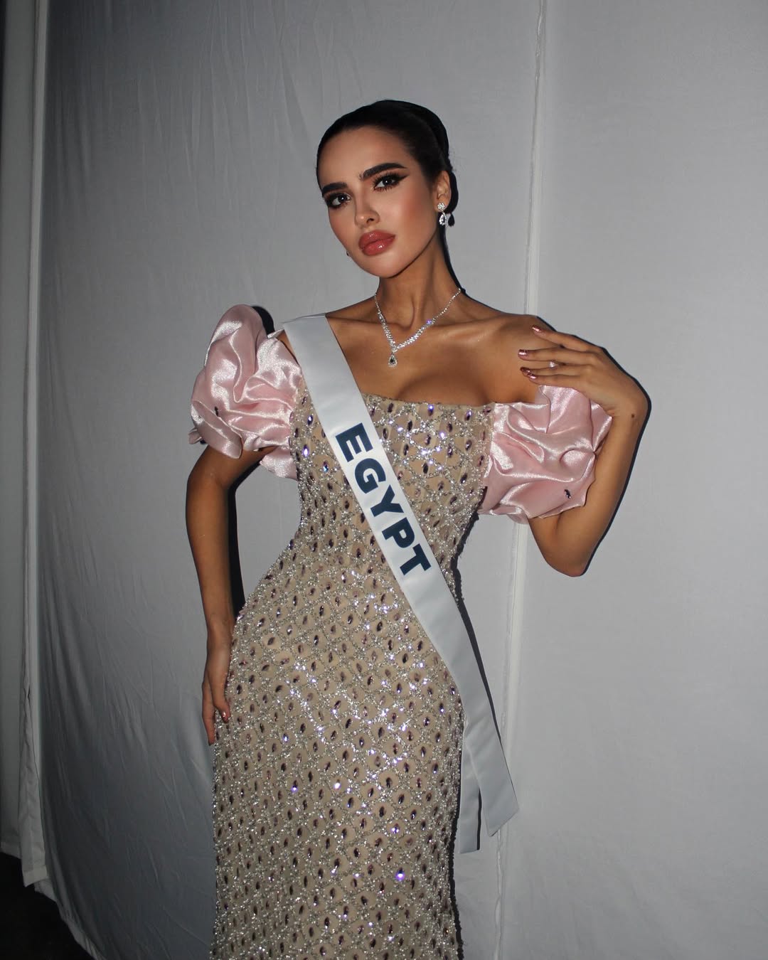إطلالة ملكة جمال الكون مصر سابرينا إريان في مسابقة ملكة جمال الكون 2025 (إنستغرام).