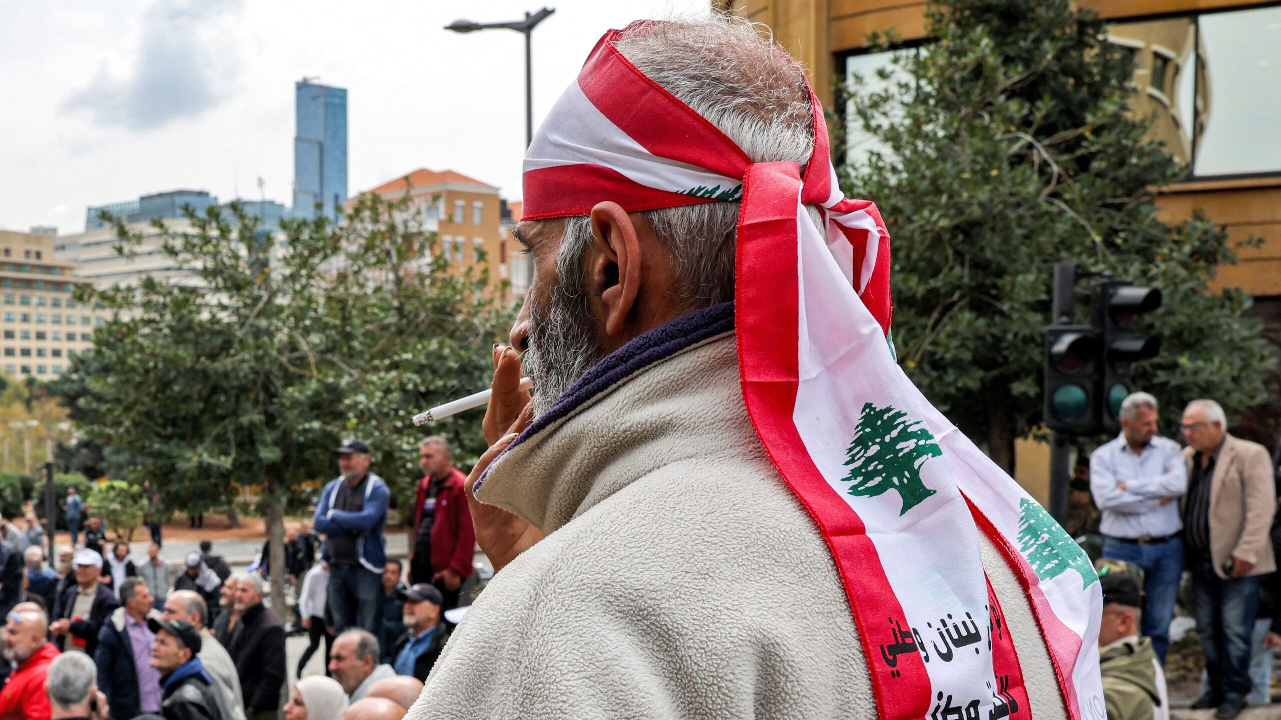 مواطن لبناني وهو يُدخن (وكالات).