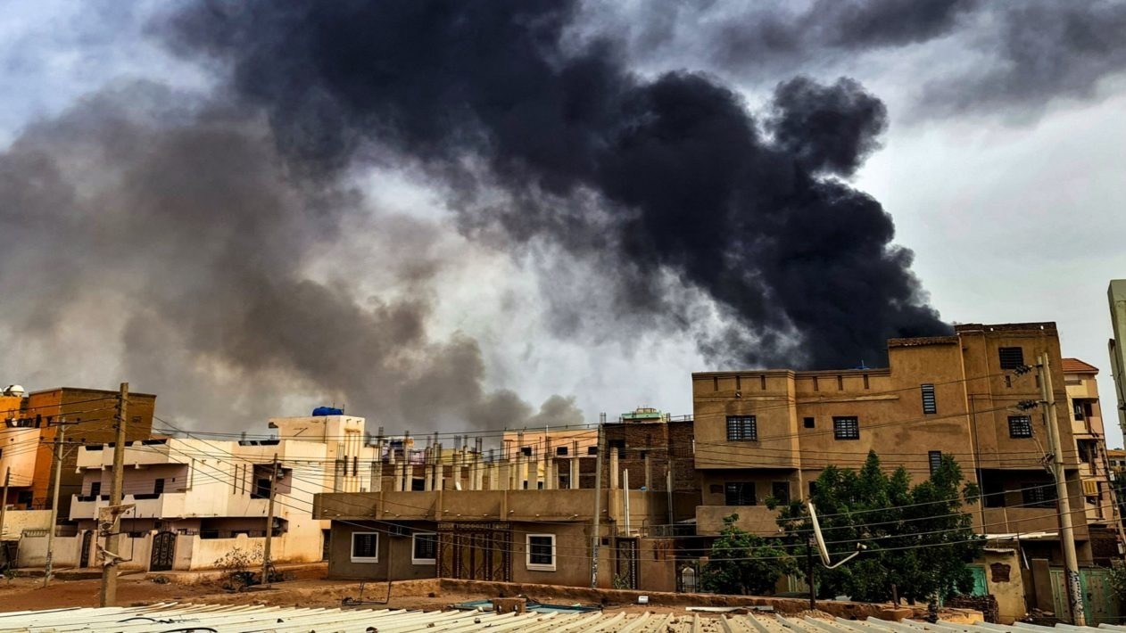 دخان الحرب ما زال يلبد سماء الخرطوم. (أ ف ب)