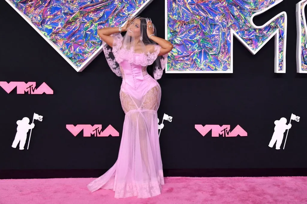 نيكي ميناج باللون الزهري في حفل جوائز MTV للفيديو (أ ف ب).