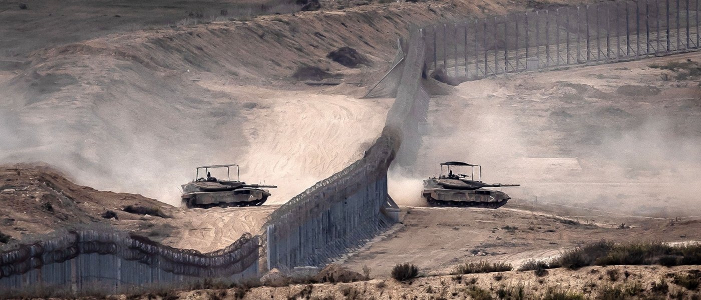 دباباتان إسرائيليتان تعبران السياج الفاصل نحو غزة (أ ف ب)
