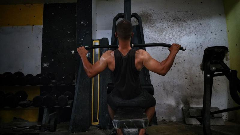 يتدرب لتنمية عضلاته (مواقع)