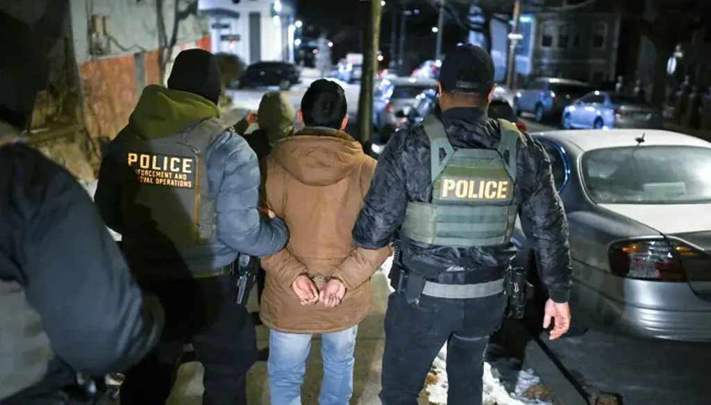 قاضٍ أميركي يأمر بالإفراج عن مئات احتجزتهم شرطة الهجرة في إيلينوي