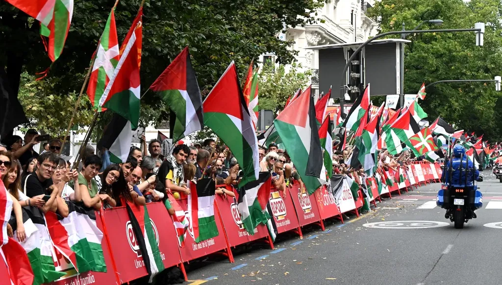 احتجاج مؤيد لفلسطين يُسقط دراجين في إسبانيا والفريق الإسرائيلي تحت حماية أمنية مشددة (فيديو)