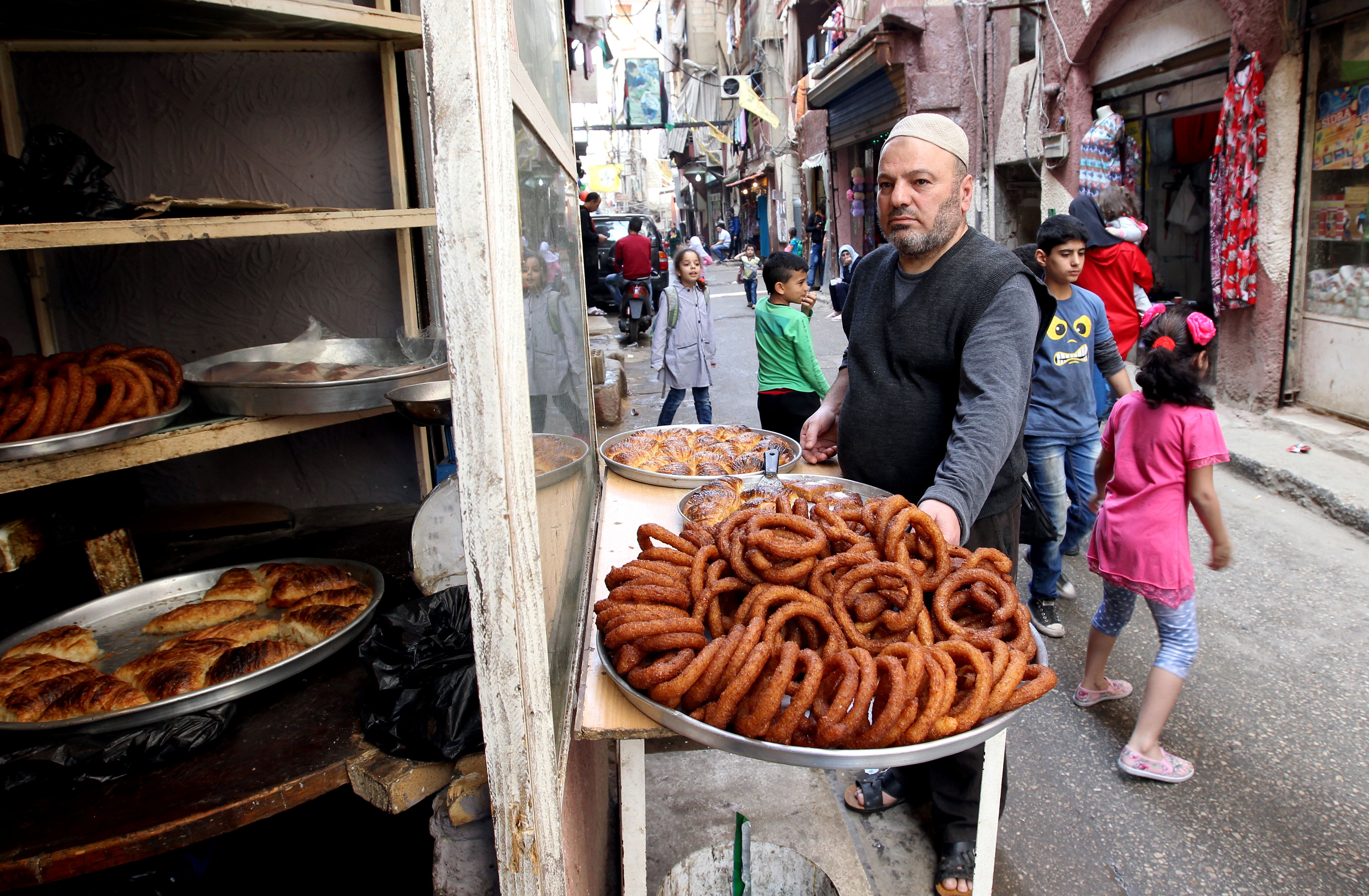 داخل مخيم شاتيلا (أ ف ب)