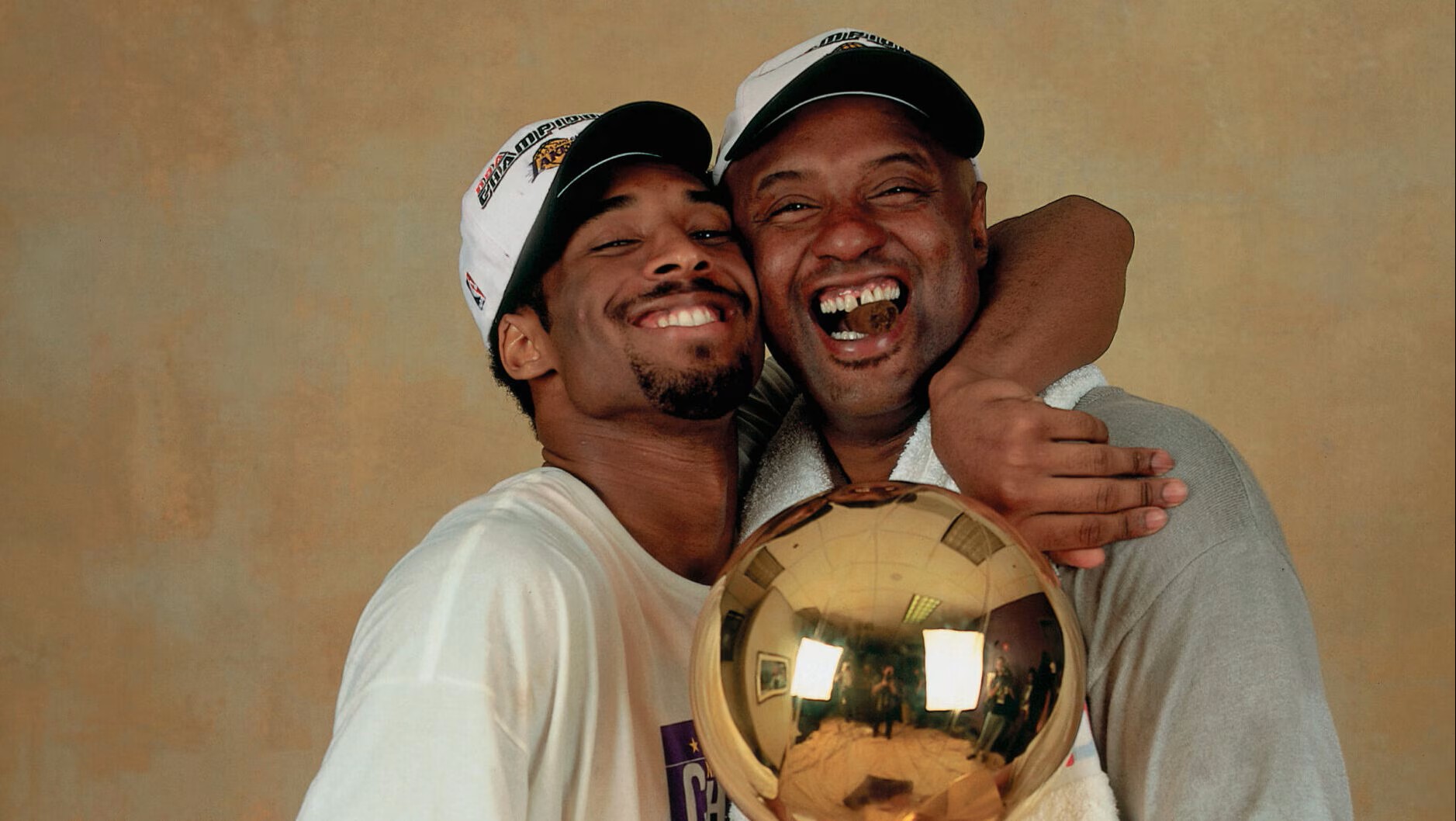 جو براينت وكوبي براينت. (موقع NBA)