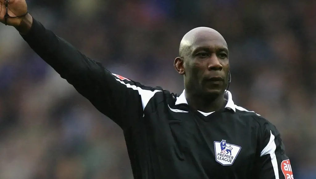 رحيل صامت لصوت قوي في ملاعب إنكلترا