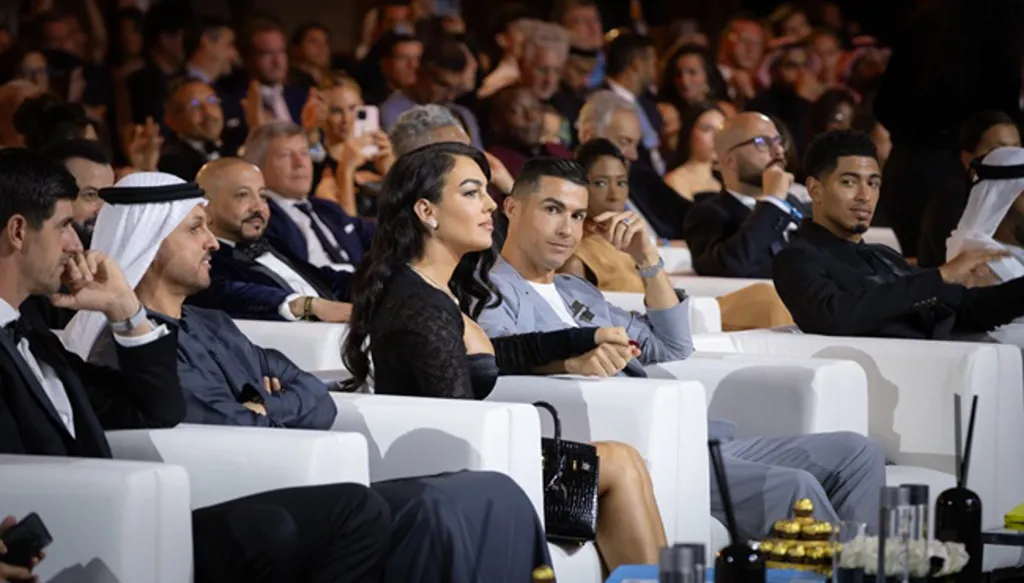 رونالدو يُظهر إنسانيته بتوقيع مميز لطفل رغم تدخل الأمن (فيديو)