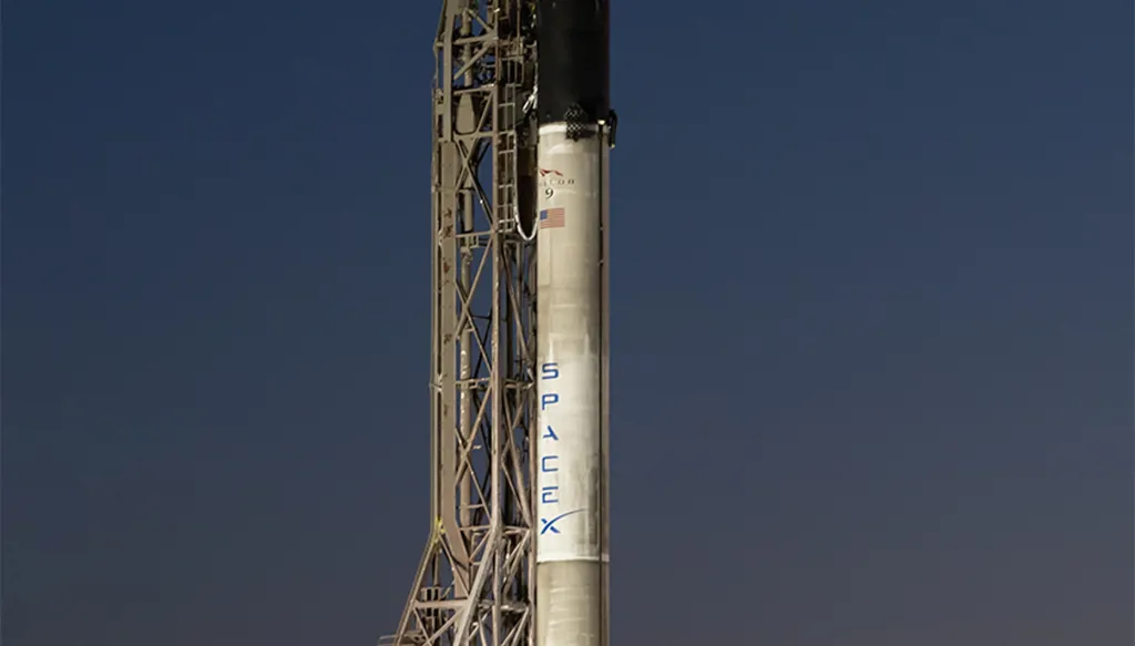 الصور الأولى للقمر الاصطناعي الاماراتي قبيل انطلاقه من قاعدة فاندنبرغ الأميركية