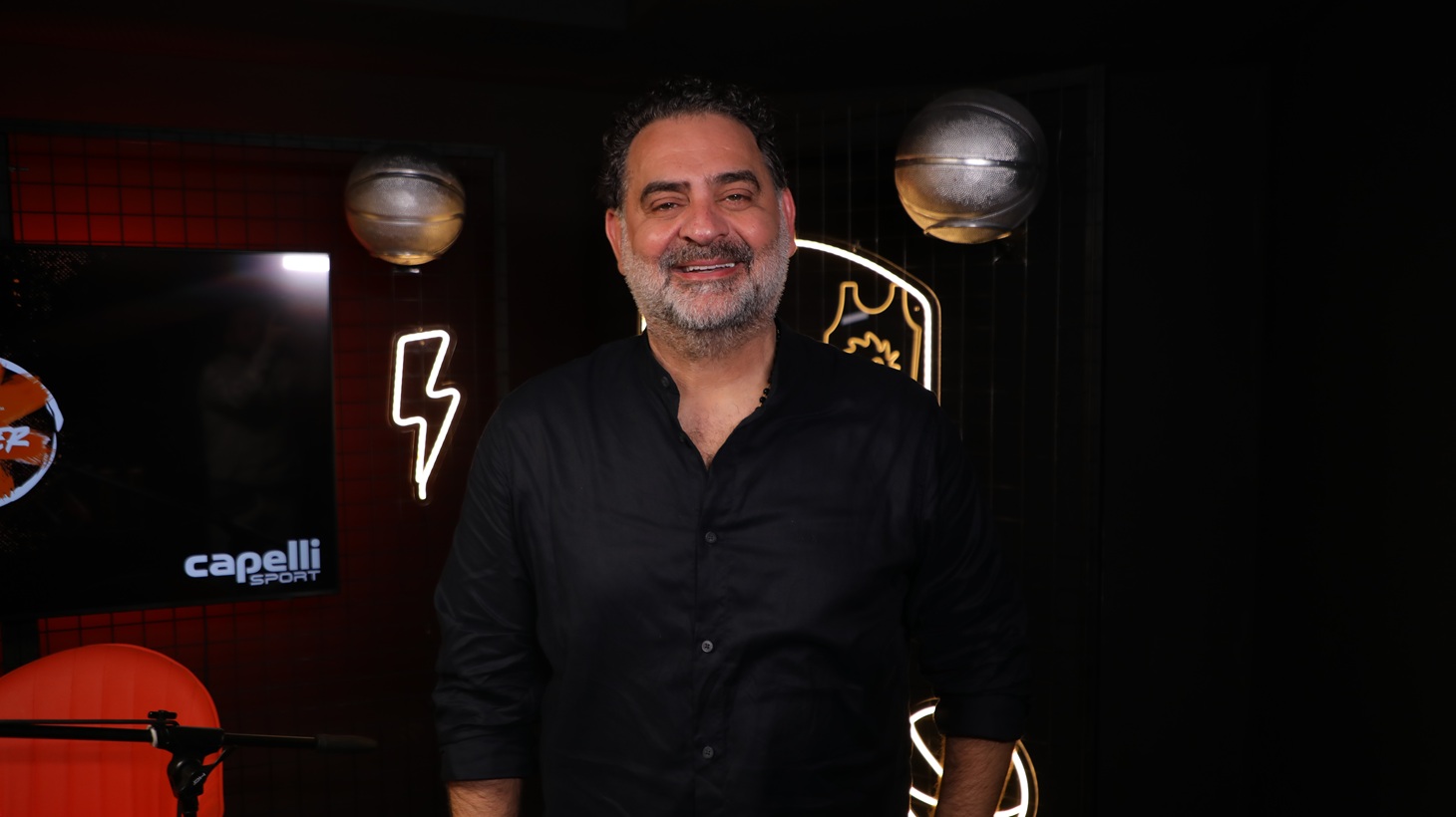 الإعلامي غياث ديبرا خلال برنامج Buzzer Beater. (النهار)