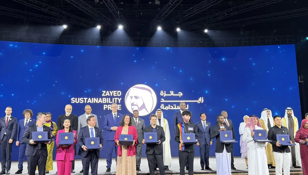 صورة تجمع الفائزين بـ"جائزة زايد للاستدامة"