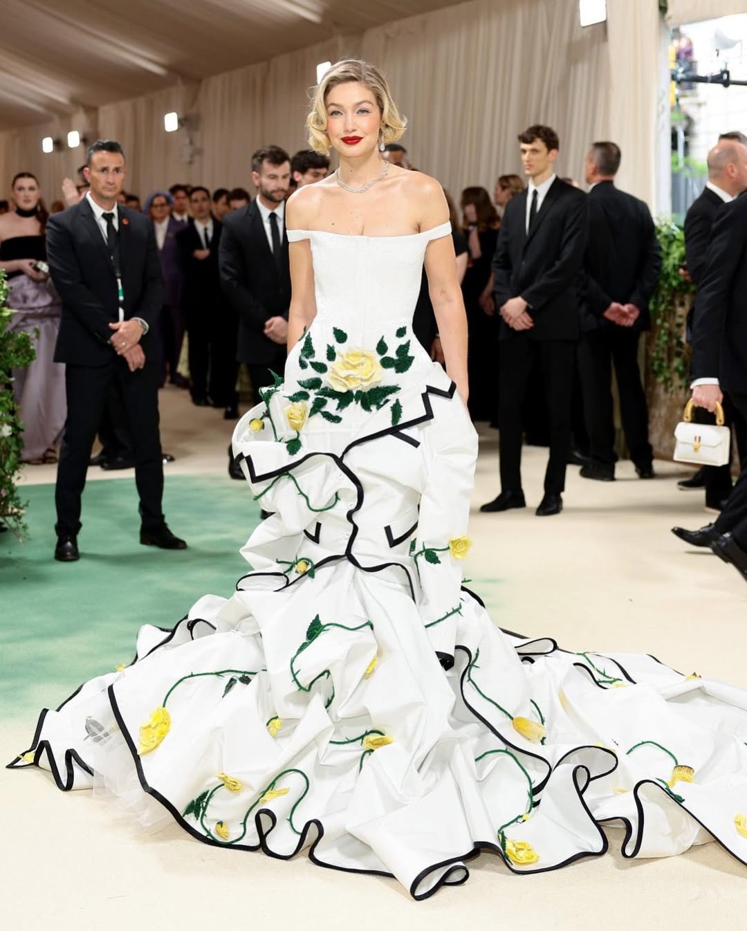 فستان جيجي حديد في ميت غالا 2024 (إنستغرام)