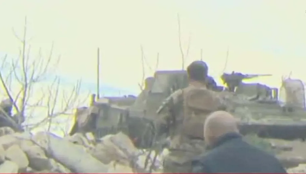 الجيش اللبناني: دخلت وحدات من الجيش إلى بلدة مارون الراس - بنت جبيل ومناطق حدودية أخرى، حيث تقف إلى جانب المواطنين في مواجهة العدو الإسرائيلي الذي يواصل رفضه الالتزام باتفاق وقف إطلاق النار والانسحاب من الأراضي اللبنانية.