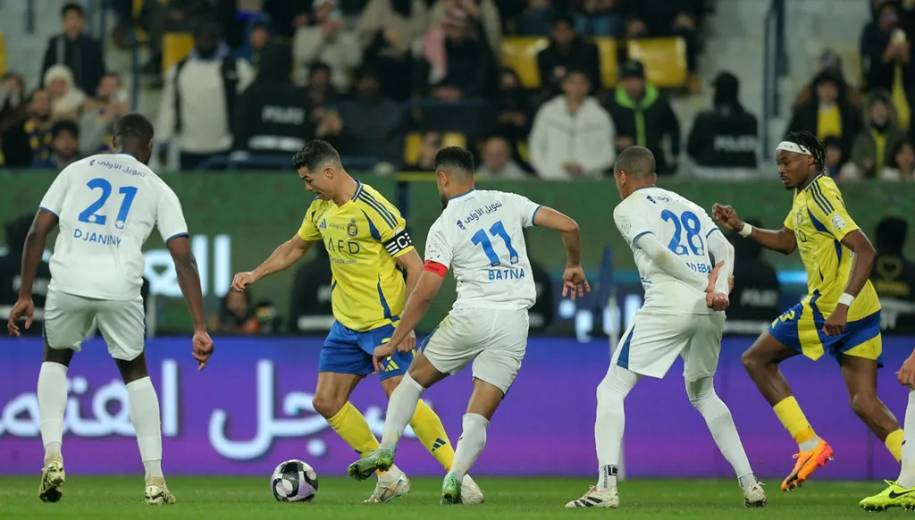 ساحر المغرب يشعل الإعلام السعودي بعد اقترابه من رونالدو