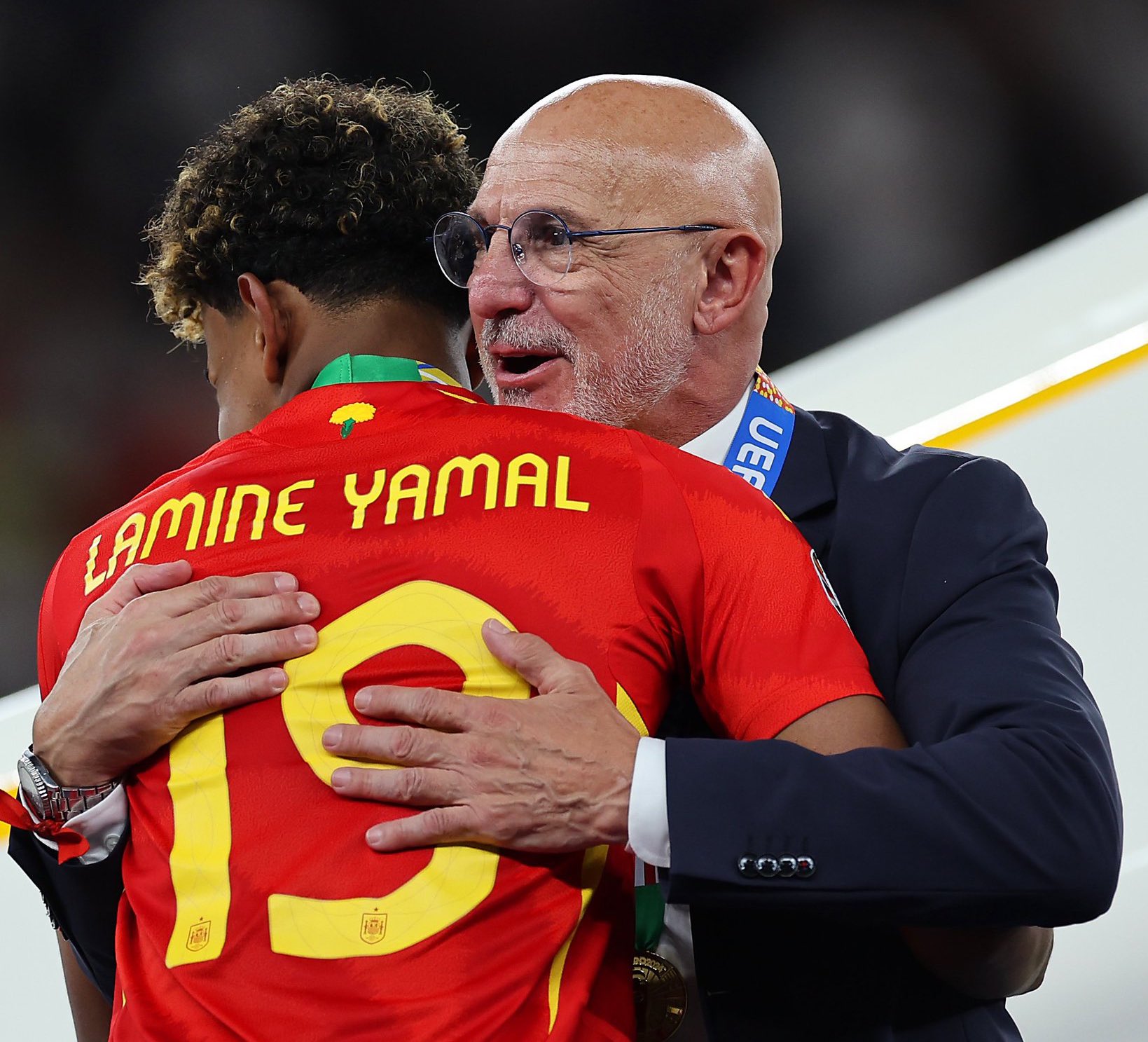 المدرب لويس دي لا فوينتي مع النجم لامين يامال. (وكالات)