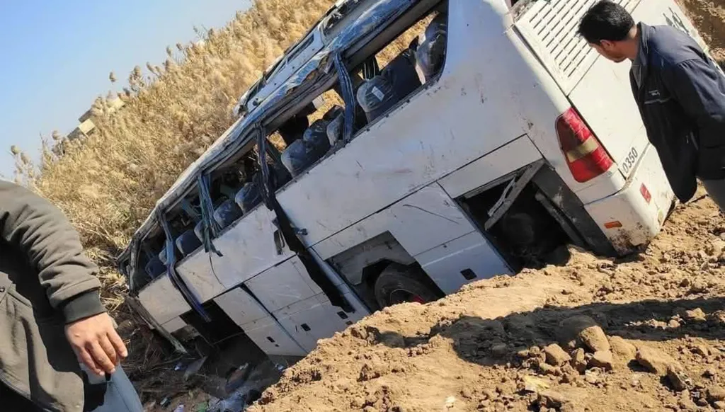 7 قتلى و42 جريحا في اصطدام حافلة بسيارة بجنوب العراق