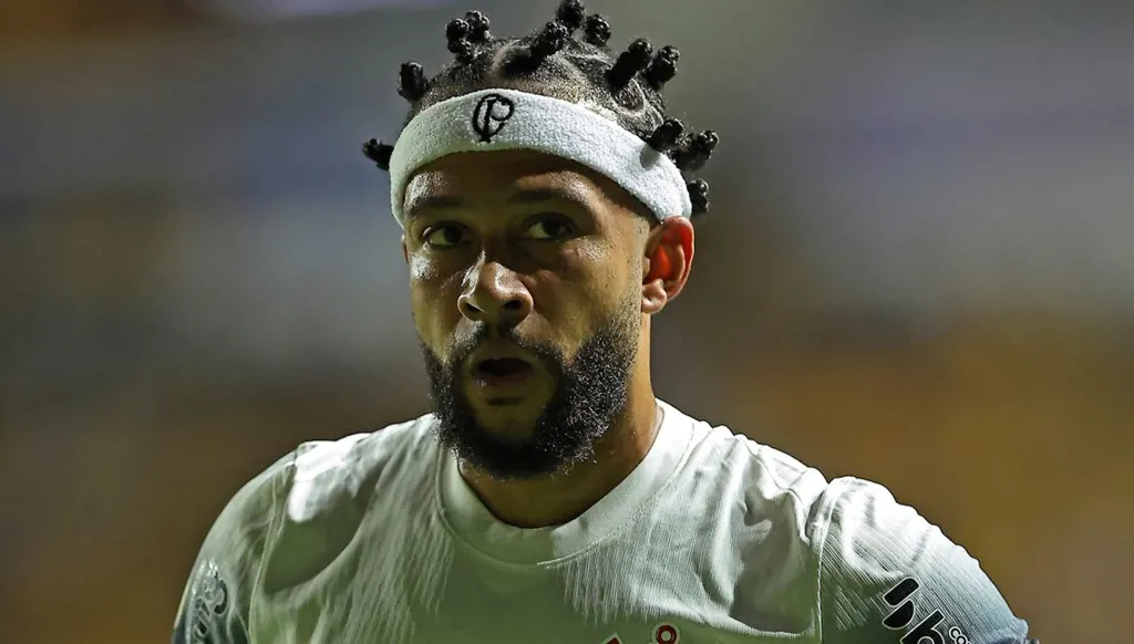 ديباي يُثير الجدل في البرازيل... هاتف على الدكة يخالف القوانين (فيديو)