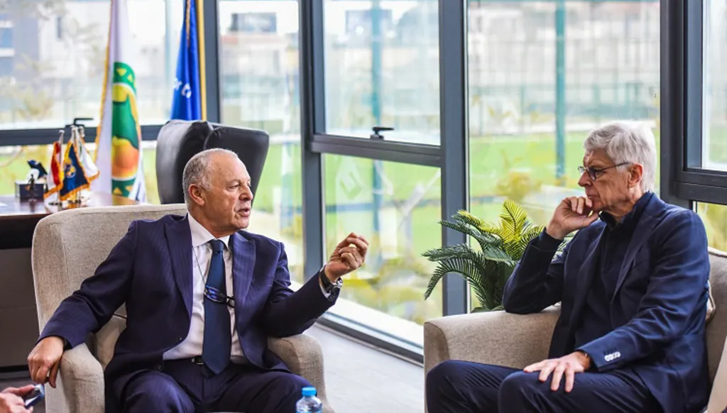 المدرب التاريخي فينغر يشهد بداية جديدة في مصر (صور وفيديو)