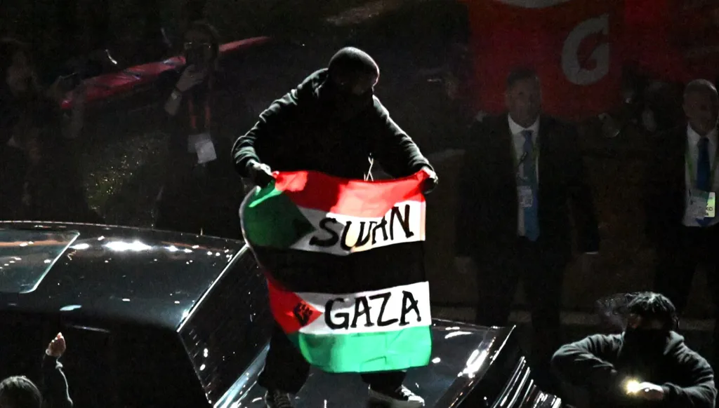 اعتقال مؤدٍّ رفع علم فلسطين في السوبر بول... والتحقيق جارٍ لتحديد "التهم"