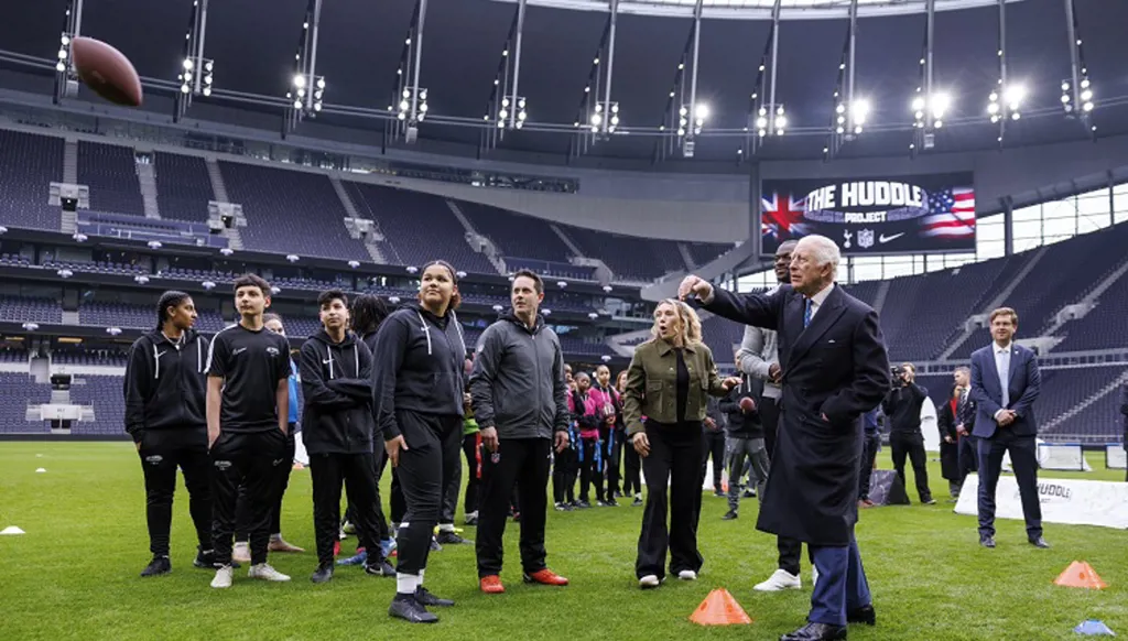 ملك بريطانيا يضع سون في موقف محرج (فيديو)