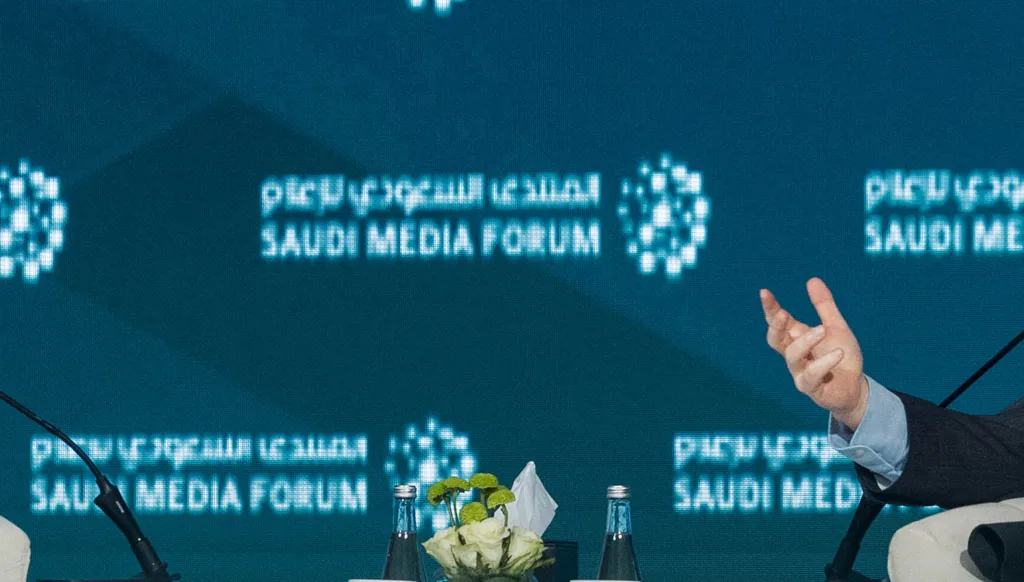 بوريس جونسون يشارك في المنتدى السعودي للإعلام، متحدثًا عن تأثير الإعلام في تشكيل صورة القادة السياسيين، والتحديات التي واجهها خلال مسيرته الوزارية وسط معايير الرقابة السياسية