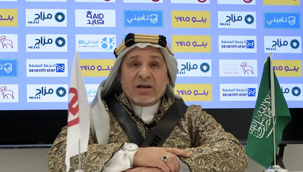 مدرب جزائري يرتدي الزي السعودي في لفتة فريدة من نوعها (صور وفيديو)