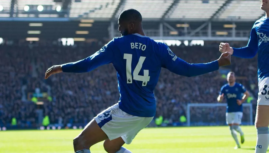 7 تمريرات بالرأس... هدف مميز لإيفرتون أمام مانشستر يونايتد (فيديو)