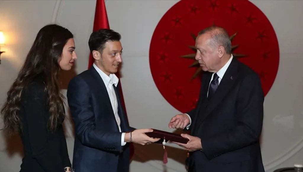 انتخاب أوزيل في المجلس المركزي لحزب أردوغان