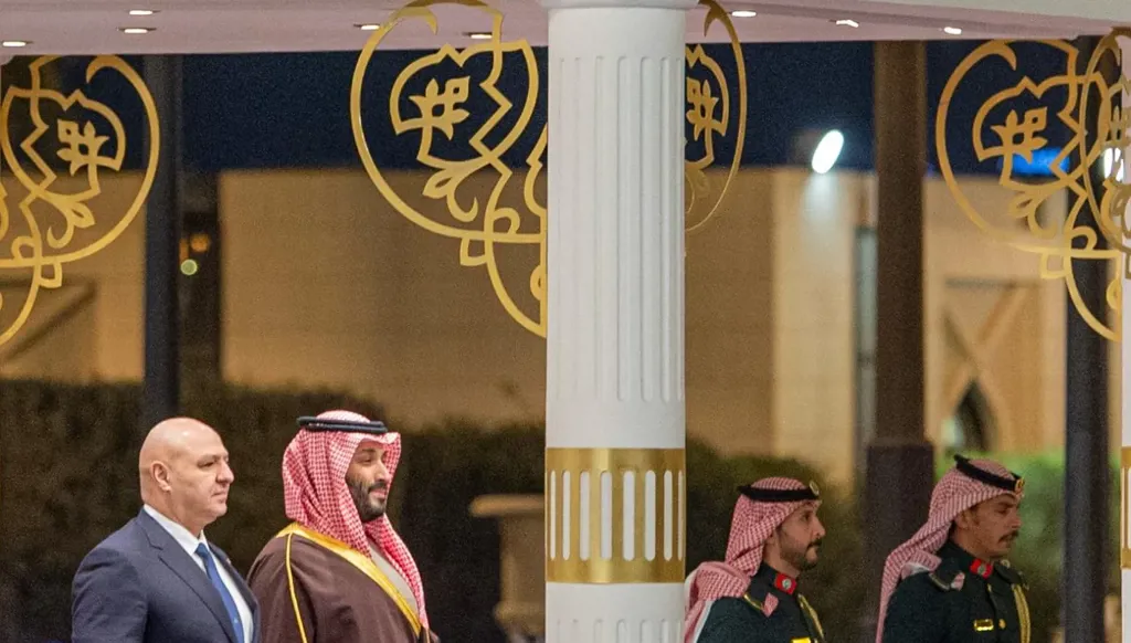 عند مغادرة طائرته الأجواء السعودية... برقية من الرئيس عون إلى ولي العهد السعودي