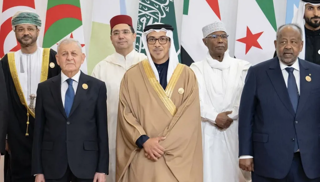 قرقاش بعد مشاركته بالقمة العربية: موقف الإمارات تاريخي ومبدئي في دعم حقوق الشعب الفلسطيني