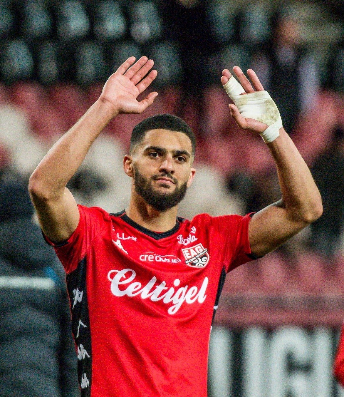 المدافع الجزائري الشاب صهيب ناير. (وكالات)