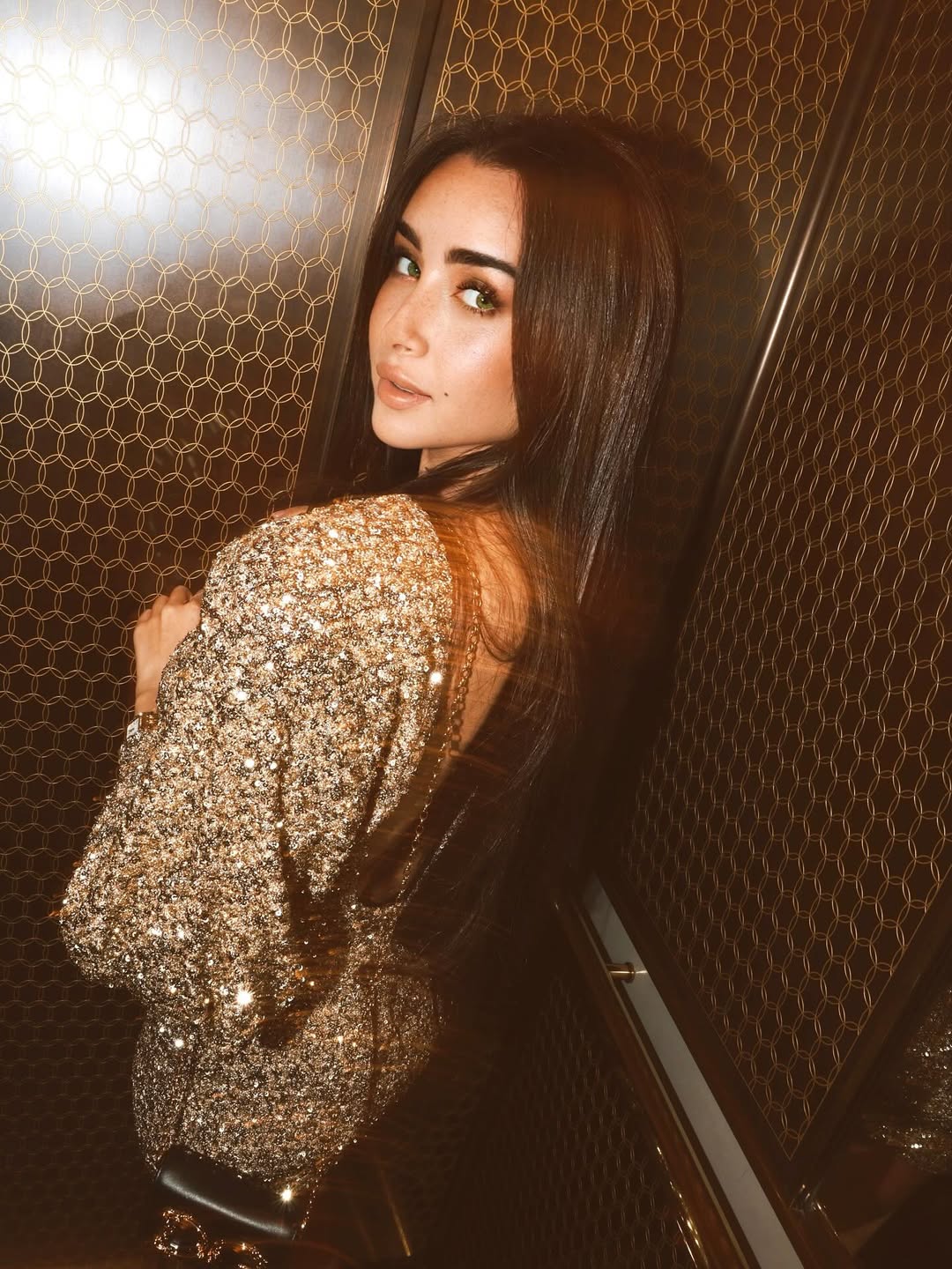 هنا الزاهد بالشعر البني الشوكولا (انستغرام)