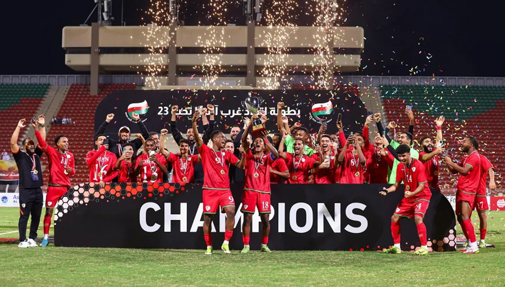 المنتخب العماني يرفع كأس غرب آسيا تحت 23 عاماً (صور)