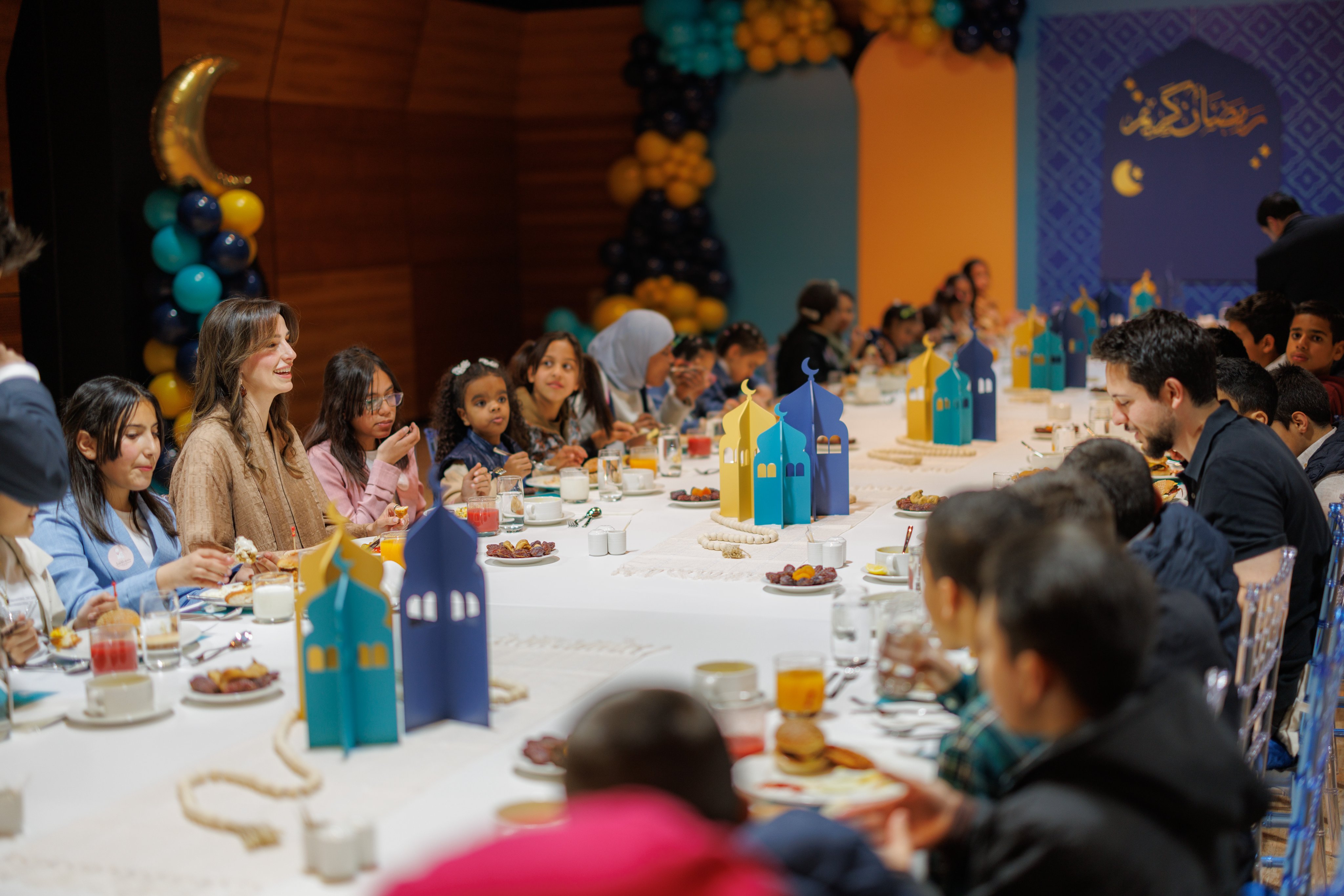 الاميره رجوه والامير حسين في مأدبة الإفطار.