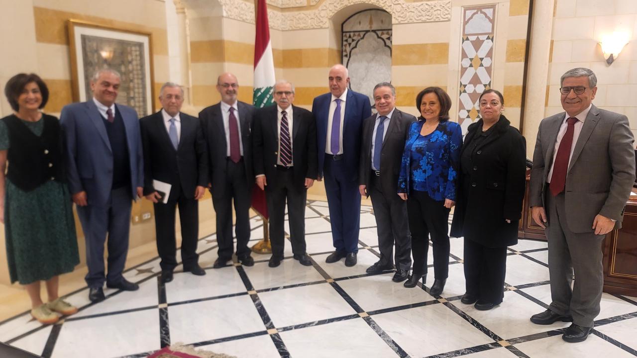 سلام يستقبل وفد نقابة المحررين في السرايا الحكومية.