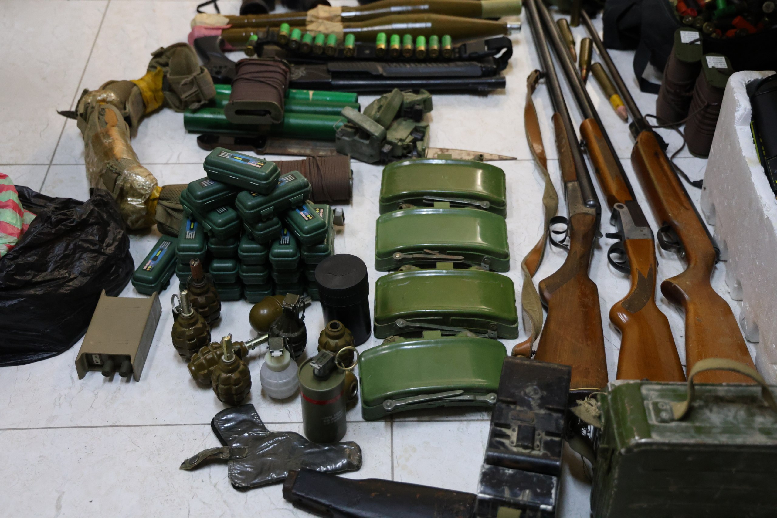 معدات وأسلحة.