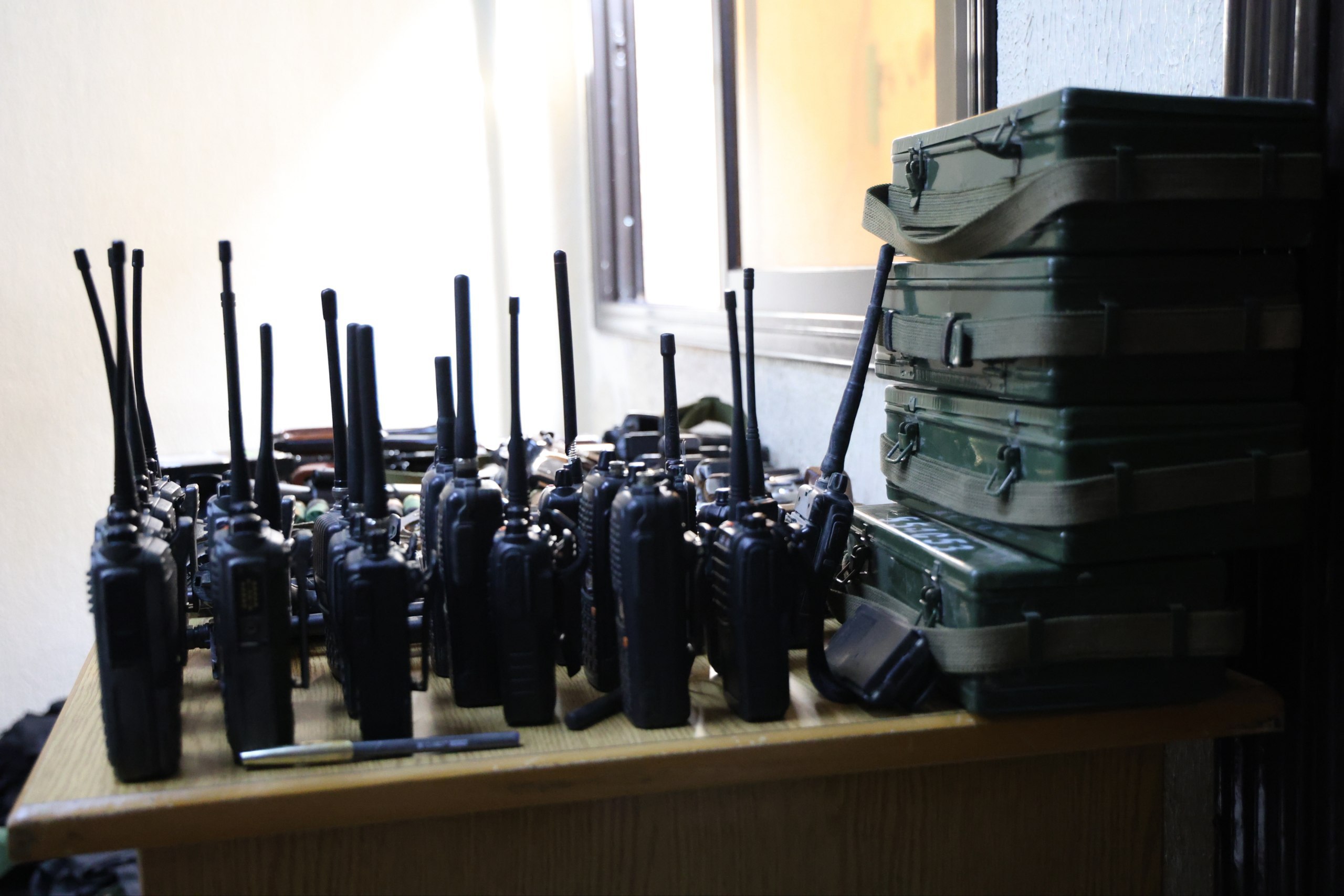 معدات وأجهزة لاسلكي.