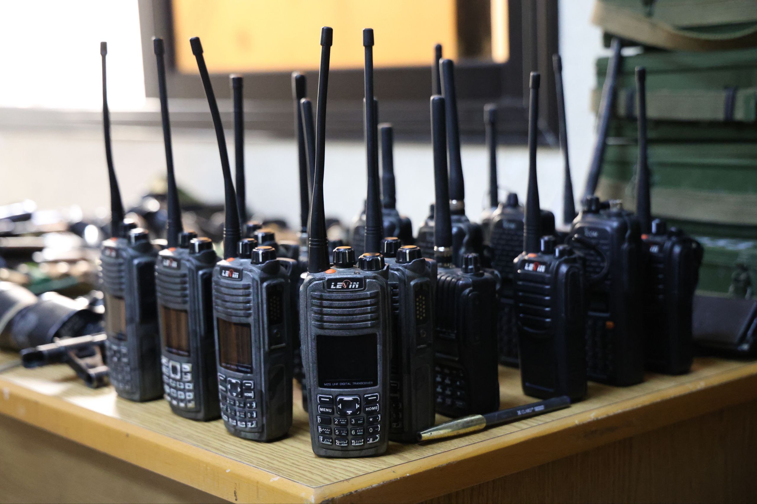 أجهزة لاسلكي.