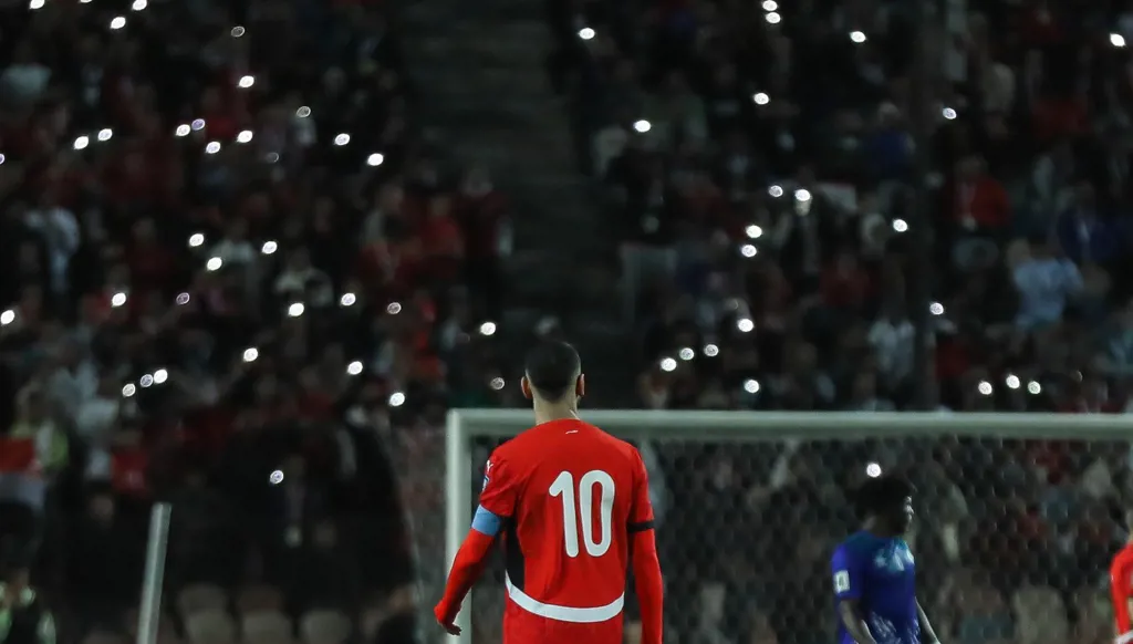 محمد صلاح يفاجئ فريق كرة قدم للفتيات في ليفربول (فيديو)