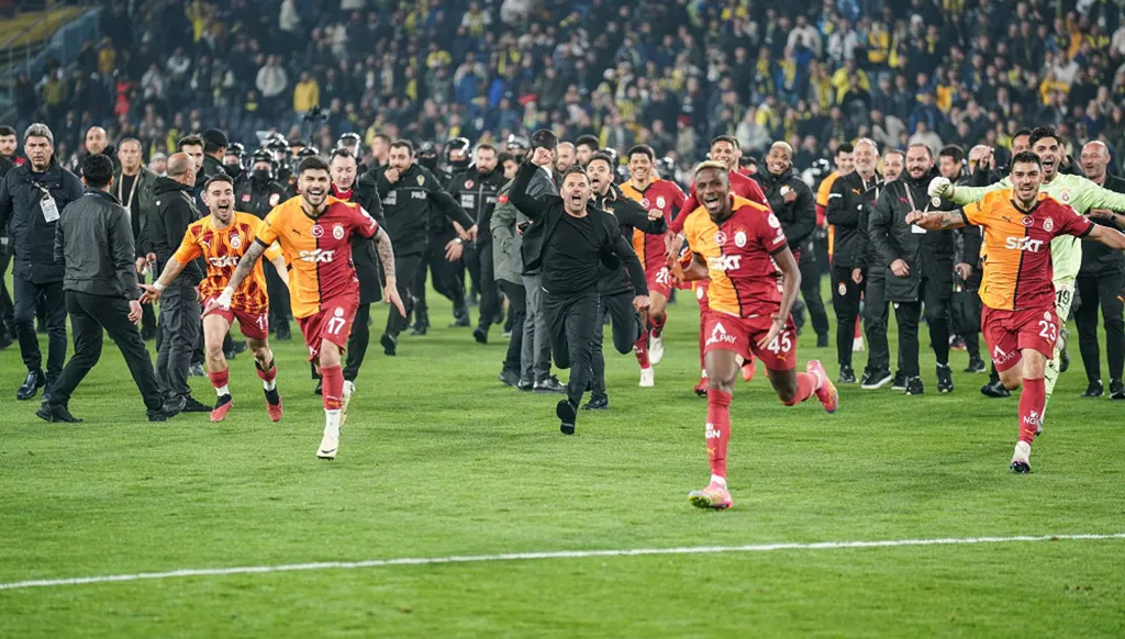 ليلة ساخنة في إسطنبول... طرد واشتباكات ودراما بقيادة مورينيو (فيديو وصور)