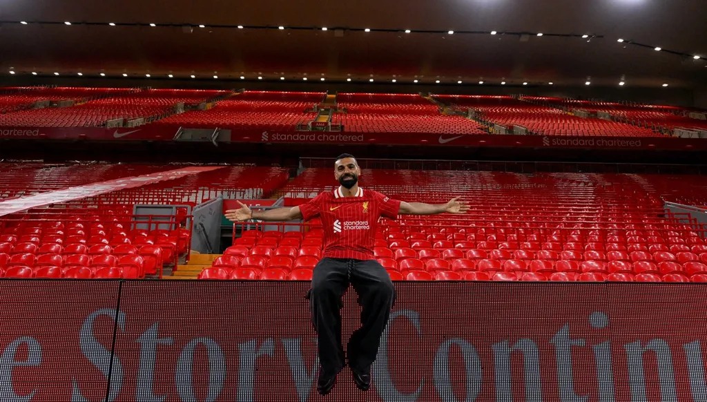 محمد صلاح يُبهر الجميع بساعة فاخرة خلال توقيع عقده مع ليفربول... كم بلغت قيمتها؟